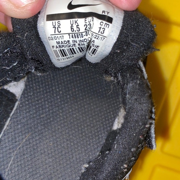 Nike Kids Black and White Mesh Velcro Sneakers toddler size 7 - Picture 5 of 6